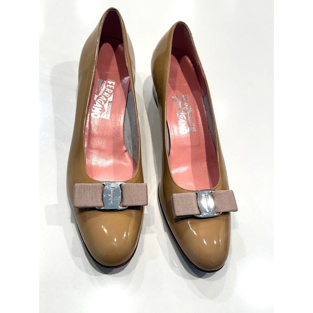 Salvatore Ferragamo Vara Tan Patent Leather Bow Pumps Womens 11 4A